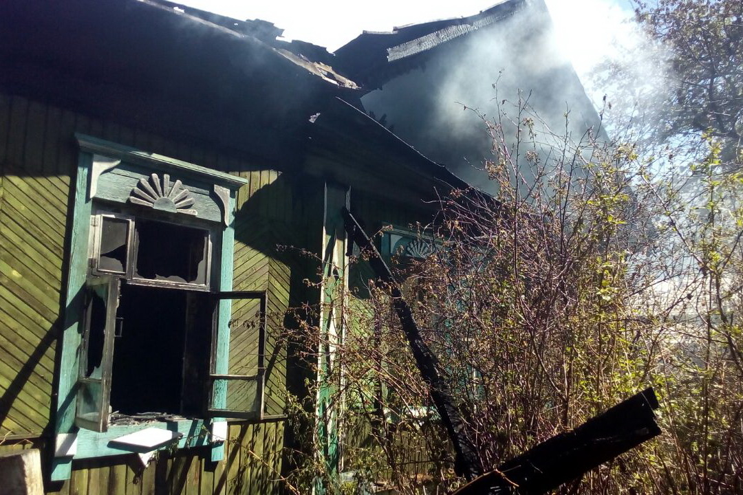 На Уралмаше на пепелище частного дома пожарные обнаружили четыре трупа. ФОТО - Фото 3