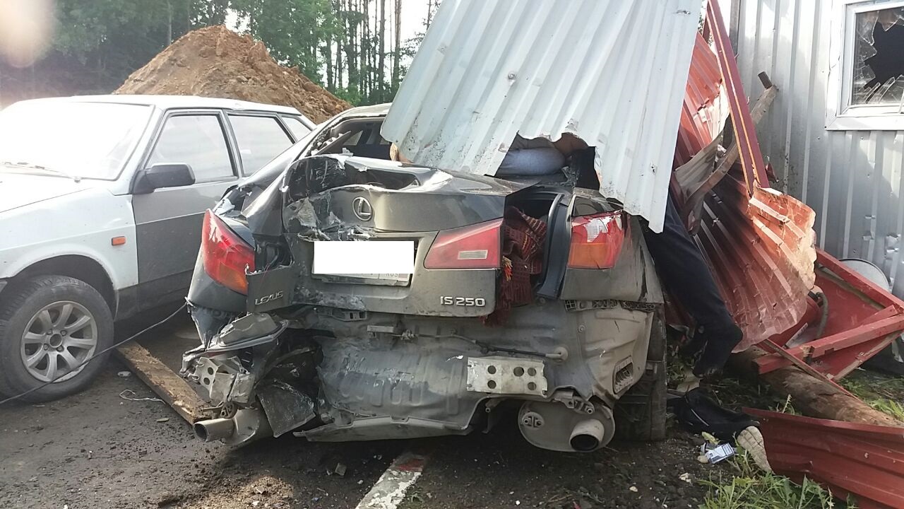 В Березовском водитель Lexus насмерть сбил пешехода, а затем врезался в строительный вагончик. ФОТО - Фото 2