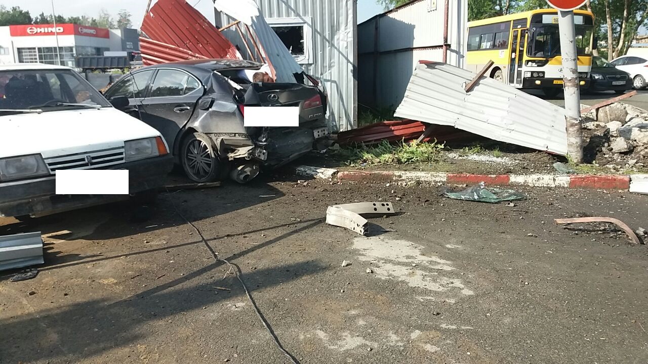 В Березовском водитель Lexus насмерть сбил пешехода, а затем врезался в строительный вагончик. ФОТО - Фото 4