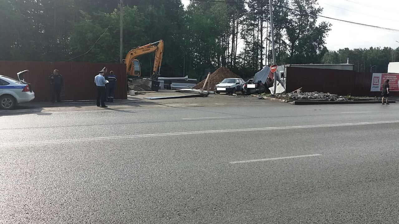 В Березовском водитель Lexus насмерть сбил пешехода, а затем врезался в строительный вагончик. ФОТО - Фото 3