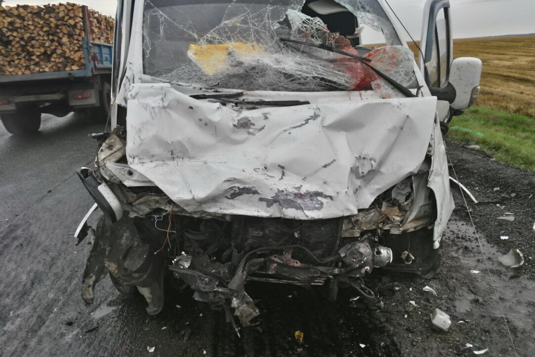 На Тюменском тракте грузовик врезался в стоящий Mercedes и выбросил его на встречку под другой грузовик. ФОТО - Фото 2