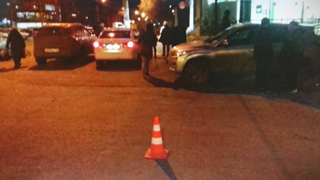 В Екатеринбурге разыскивают очевидцев ДТП на Таганской, котором пострадал пешеход. ФОТО - Фото 2