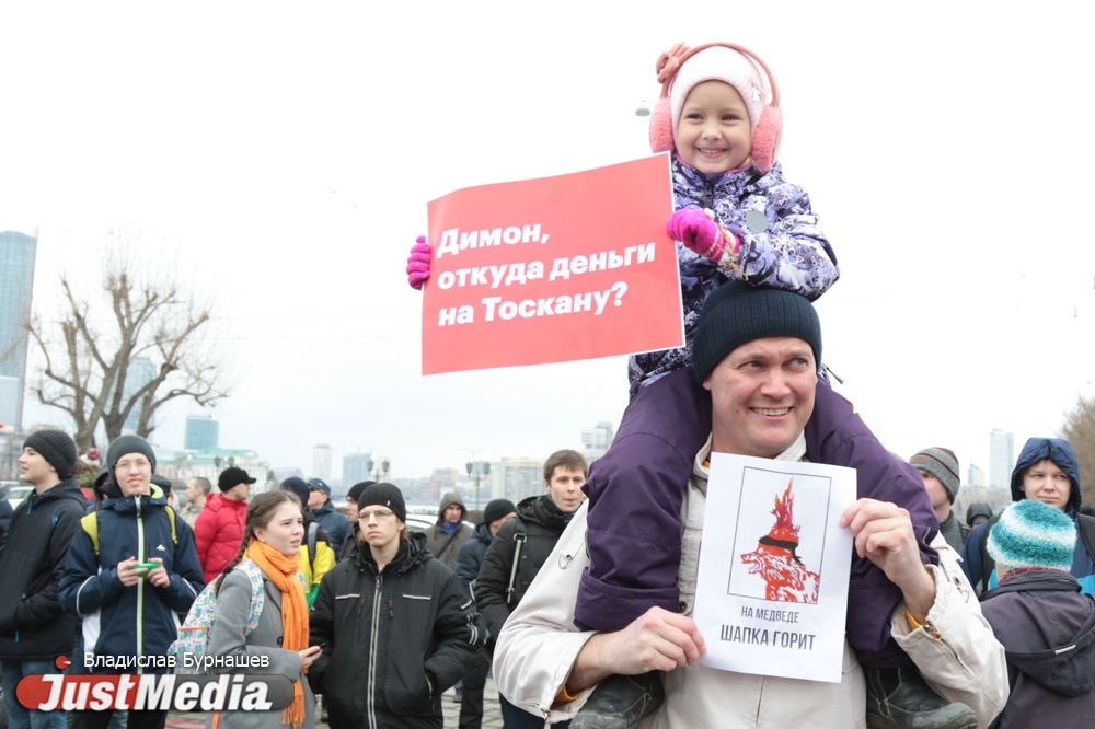 «Мы можем по-большому сходить на ваше разрешение!». В Екатеринбурге завершился незаконный митинг «Он вам не Димон». ФОТО, ВИДЕО - Фото 6