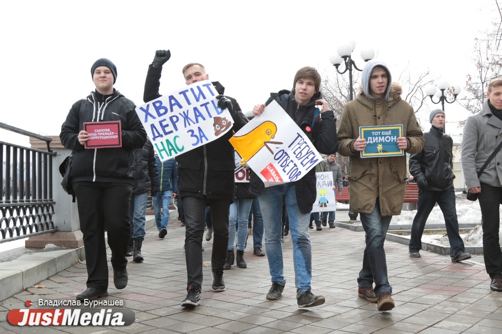 «Мы можем по-большому сходить на ваше разрешение!». В Екатеринбурге завершился незаконный митинг «Он вам не Димон». ФОТО, ВИДЕО - Фото 8