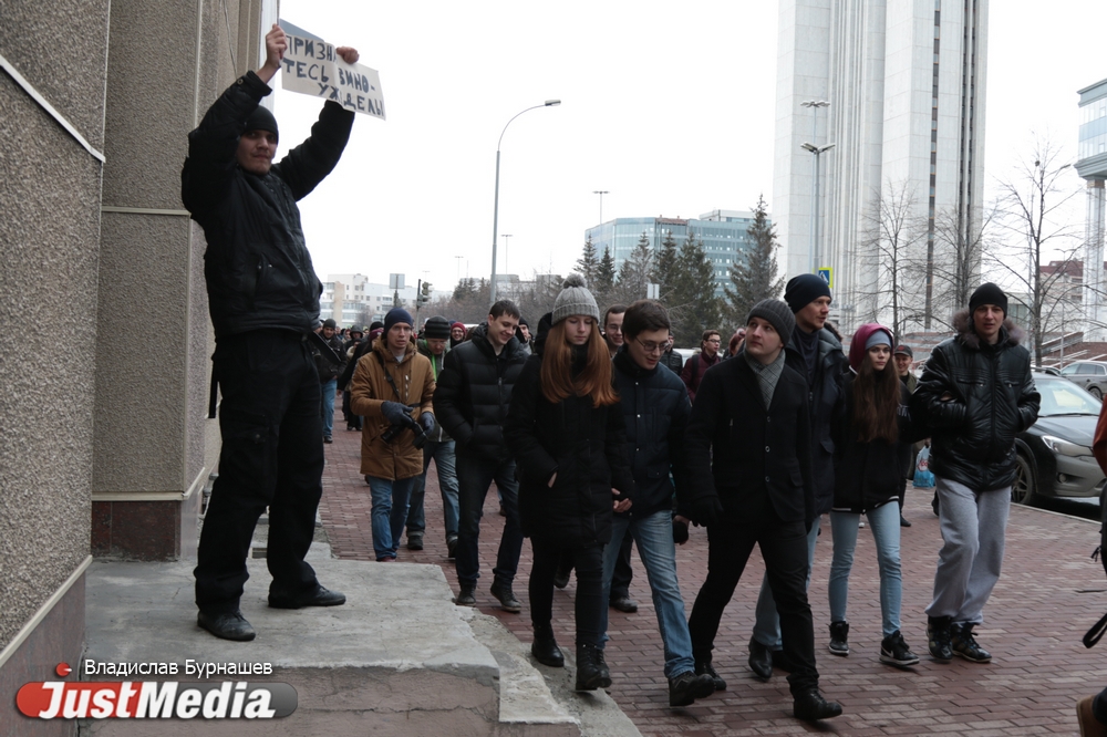 «Мы можем по-большому сходить на ваше разрешение!». В Екатеринбурге завершился незаконный митинг «Он вам не Димон». ФОТО, ВИДЕО - Фото 13