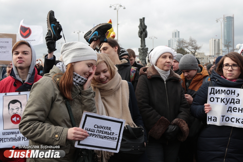 «Мы можем по-большому сходить на ваше разрешение!». В Екатеринбурге завершился незаконный митинг «Он вам не Димон». ФОТО, ВИДЕО - Фото 14