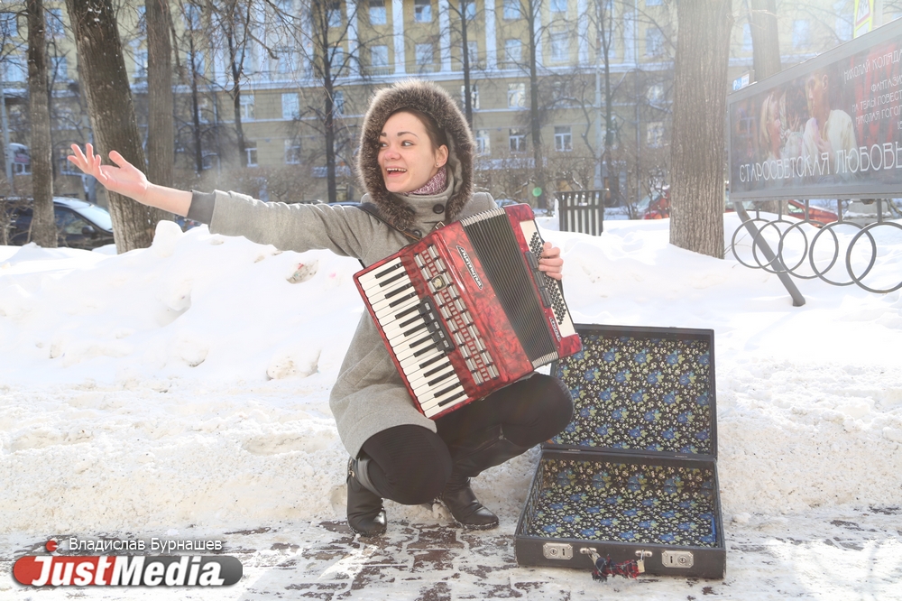 Актриса Татьяна Савина: «Люди думают, что я мерзну, а на самом деле – нет». В Екатеринбурге становится все теплее. ФОТО, ВИДЕО - Фото 4