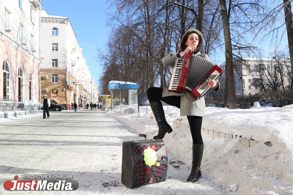 Актриса Татьяна Савина: «Люди думают, что я мерзну, а на самом деле – нет». В Екатеринбурге становится все теплее. ФОТО, ВИДЕО - Фото 5