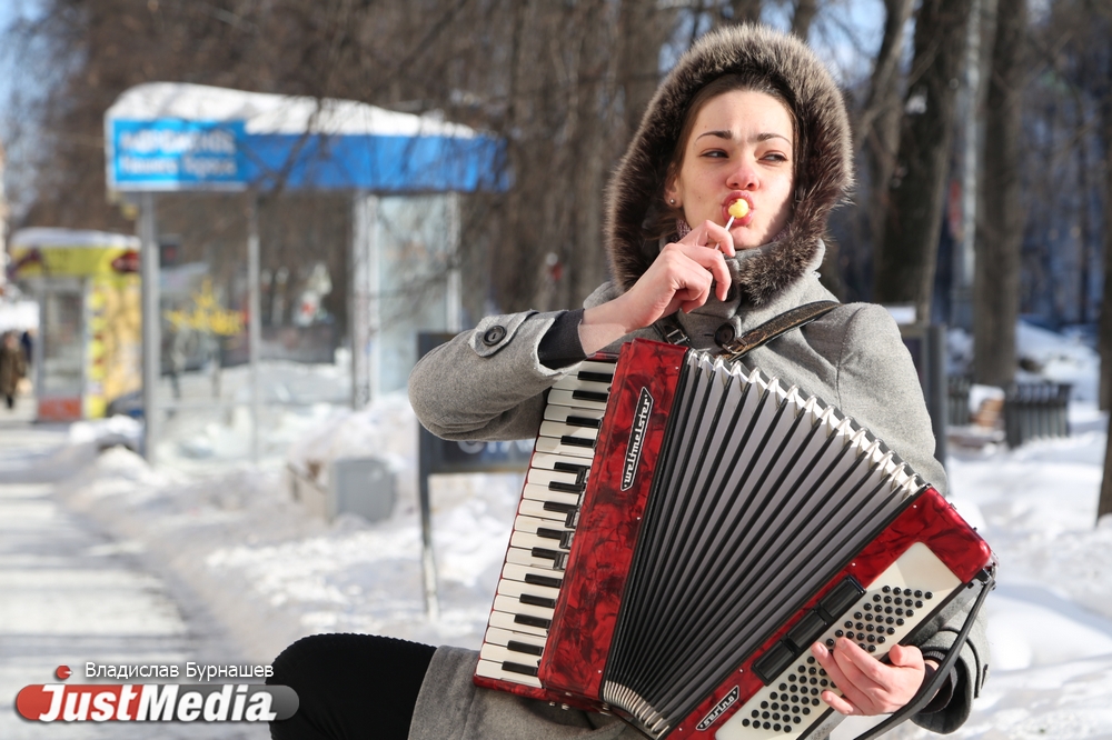 Актриса Татьяна Савина: «Люди думают, что я мерзну, а на самом деле – нет». В Екатеринбурге становится все теплее. ФОТО, ВИДЕО - Фото 6