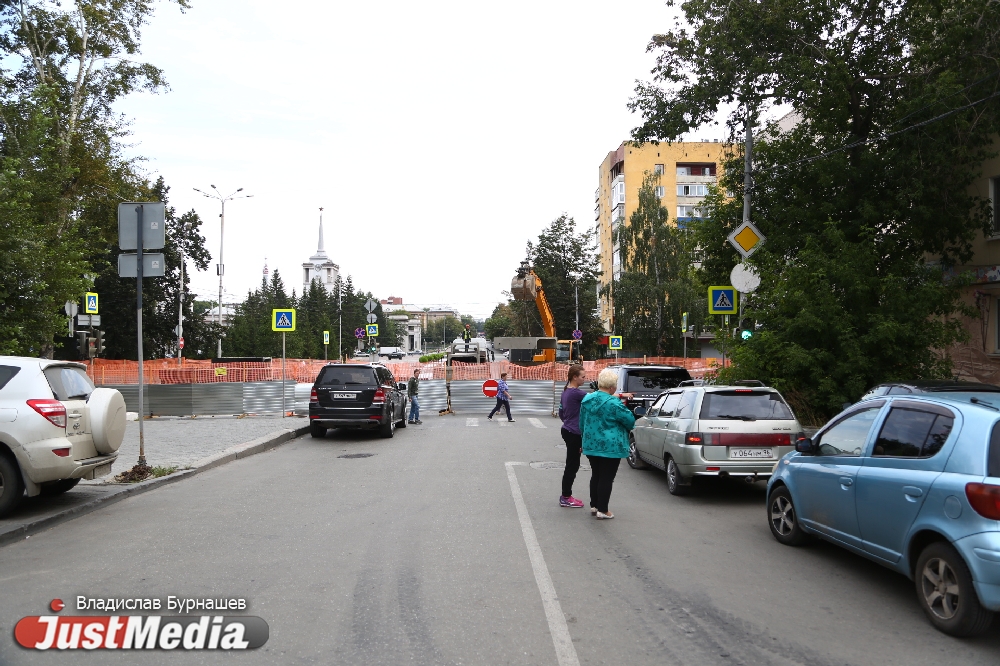 Ремонтники закрыли перекресток улиц Мамина-Сибиряка – Первомайская. ФОТО - Фото 3