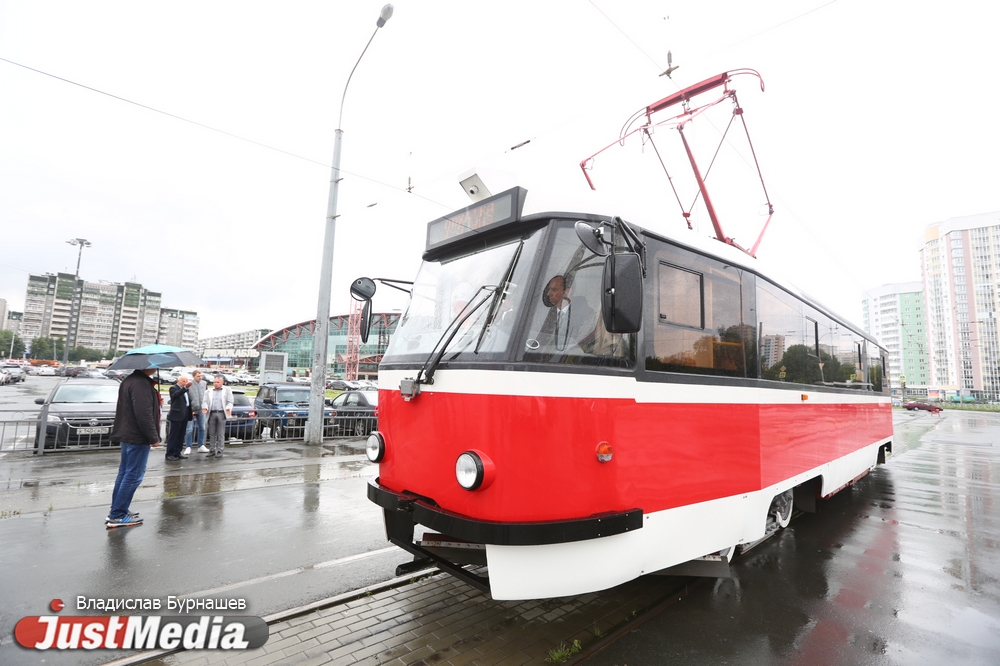 Поворотно-лавирующие двери, новый двигатель и современный кузов. В Екатеринбурге могут заменить старые трамваи модернизированными чешскими вагонами. ФОТО - Фото 4