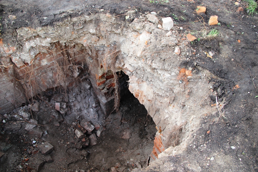 На берегу Исети случайно обнаружили старинные погреба купеческих домов - Фото 2
