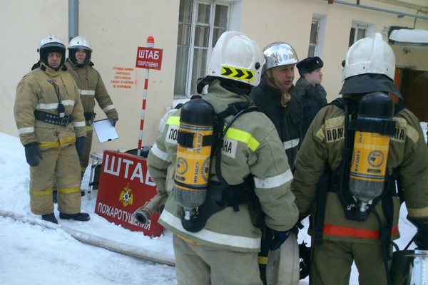 В Екатеринбурге горит жилой дом на улице Нагорной. Обнаружены тела двух человек - Фото 7