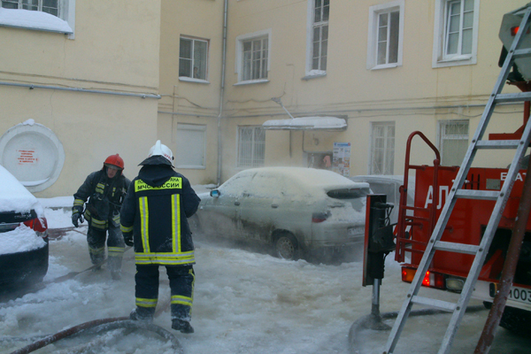 В Екатеринбурге горит жилой дом на улице Нагорной. Обнаружены тела двух человек - Фото 8