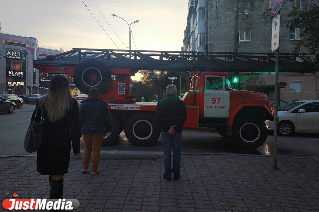 В центре Екатеринбурга горит подвал пятиэтажки. ФОТО - Фото 2