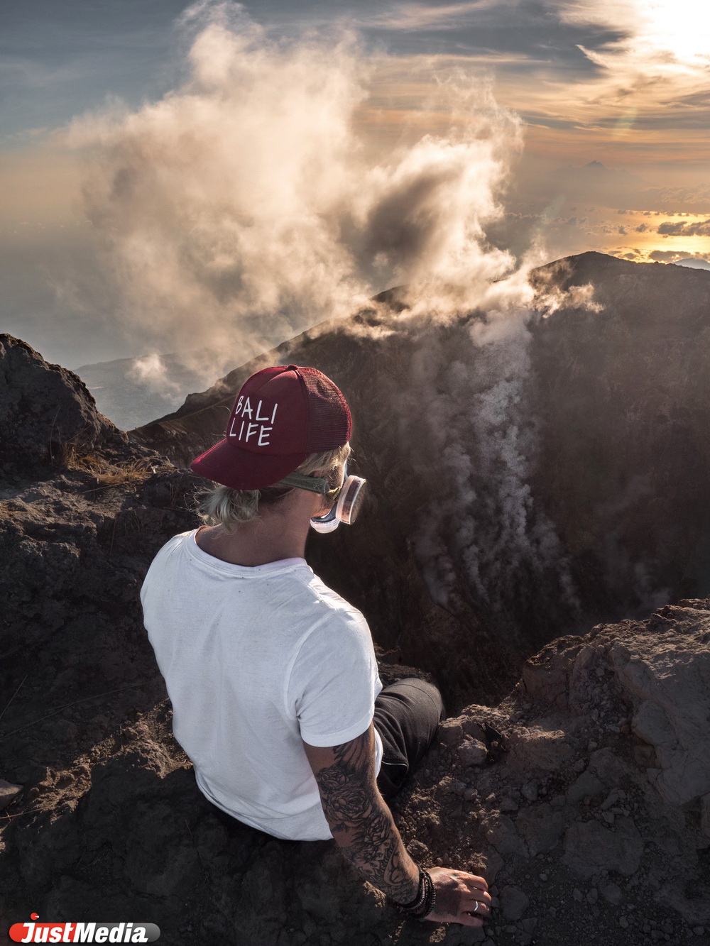 Блогеры из Екатеринбурга поднялись на кратер проснувшегося вулкана Агунг на Бали. ФОТО, ВИДЕО - Фото 4