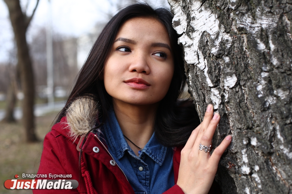 Алийя Бунга, студентка из Индонезии: «Когда приехала в Россию, то чуть не умерла из-за холода». В понедельник в Екатеринбурге +15 и сильный ветер - Фото 5