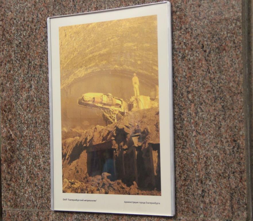 Станцию метро «Площадь 1905 года» украсили фотографиями - Фото 4