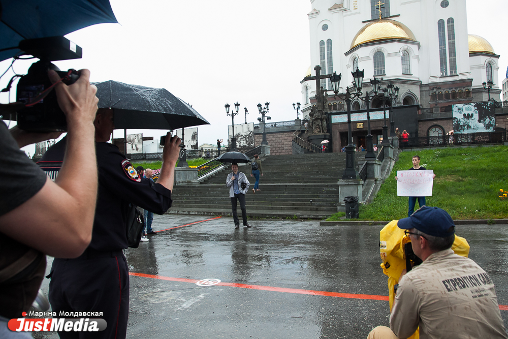 В Екатеринбурге против «Матильды» вышел один человек. Анонсированное «стояние народа» оказалось одиночным пикетом. ФОТО - Фото 3
