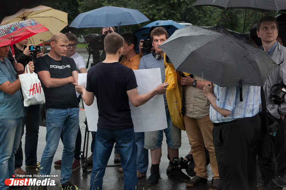 В Екатеринбурге против «Матильды» вышел один человек. Анонсированное «стояние народа» оказалось одиночным пикетом. ФОТО - Фото 4