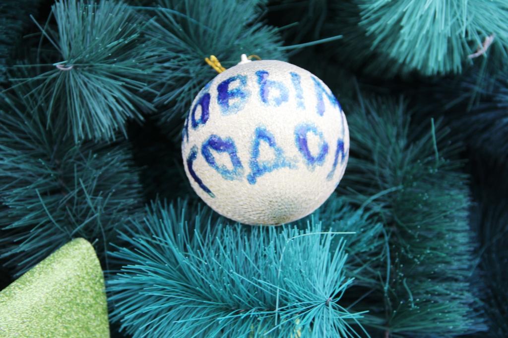 В Екатеринбурге появилась елка, которая позволяет обмениваться подарками - Фото 3