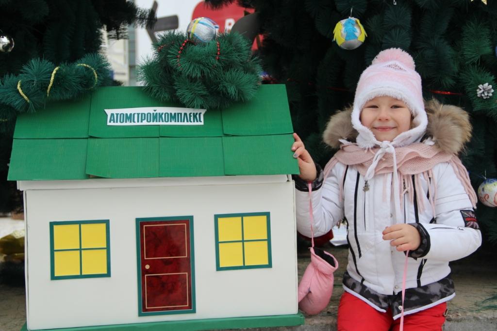 В Екатеринбурге появилась елка, которая позволяет обмениваться подарками - Фото 5