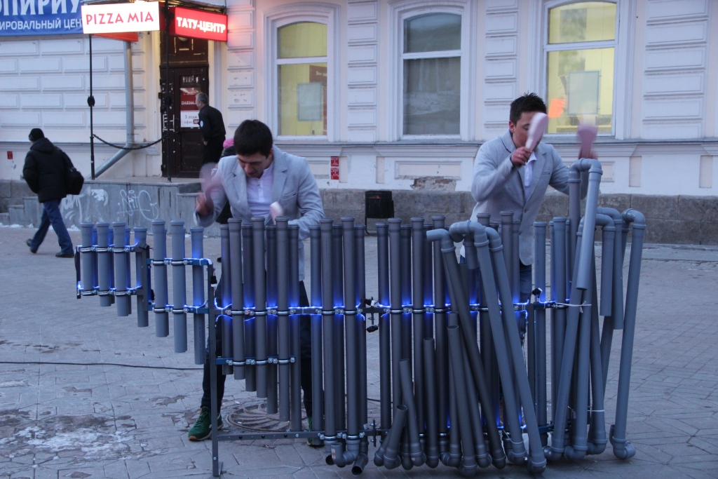 В центре Екатеринбурга музыканты сыграли на трубах ПВХ - Фото 3