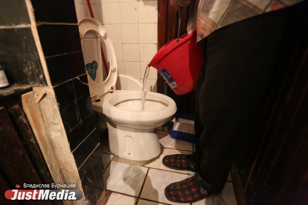 «Водопровод бесхозный, его никто не хочет ремонтировать». Жильцы одного из домов в Екатеринбурге уже неделю сидят без холодной воды - Фото 12