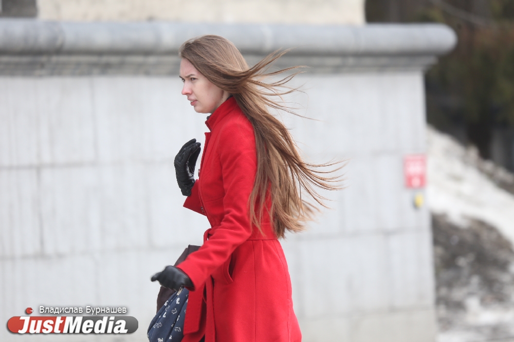 На Екатеринбург обрушился сильный ветер: задирал юбки и поднимал пыль - Фото 2
