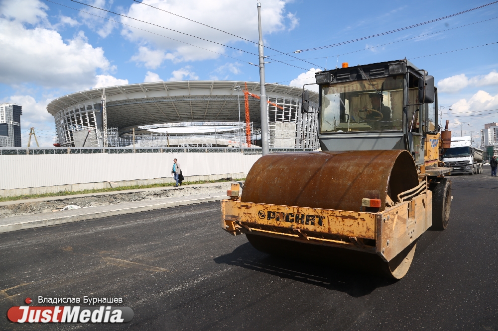 Укладывают асфальт и ставят бордюры. В Екатеринбурге кипят ремонтные работы на улицах возле Центрального стадиона. ФОТО - Фото 2