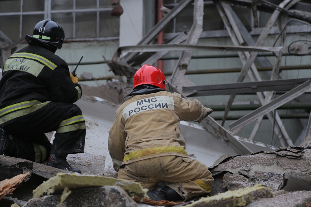 Из-под завалов ЗиКа спасены 14 человек. Все они госпитализированы. ФОТО - Фото 9
