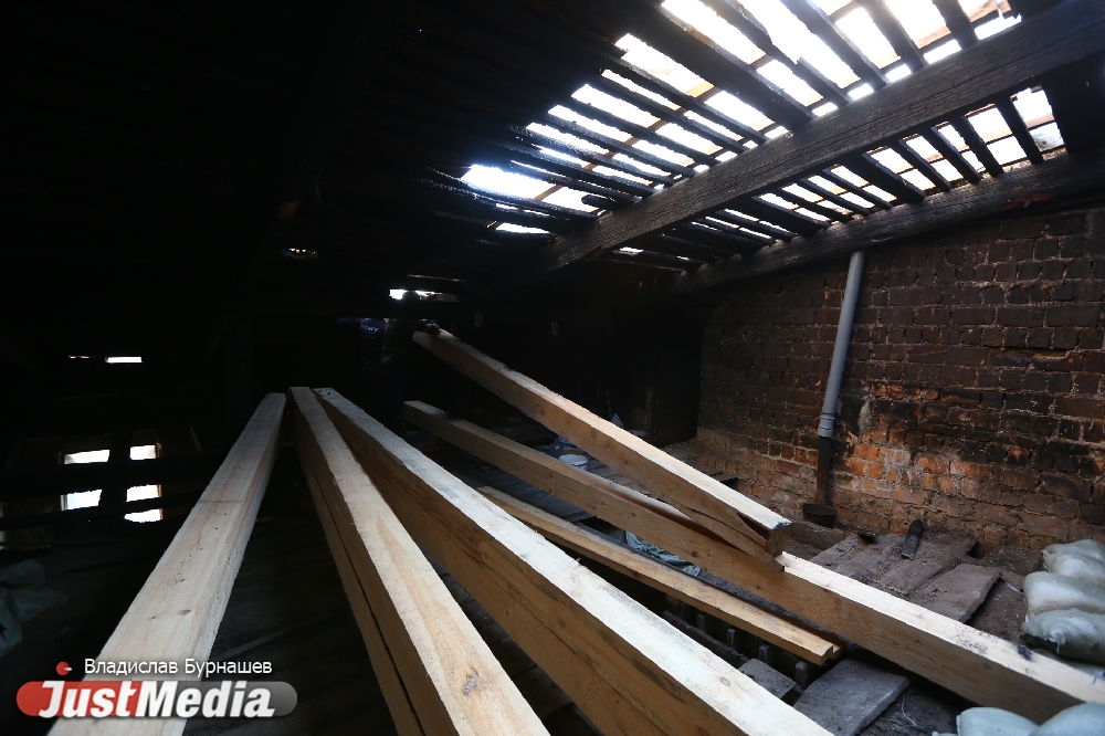 «Строители были заняты на других объектах». Восстановление дома в Городке чекистов началось спустя четыре месяца с момента пожара. ФОТО - Фото 9