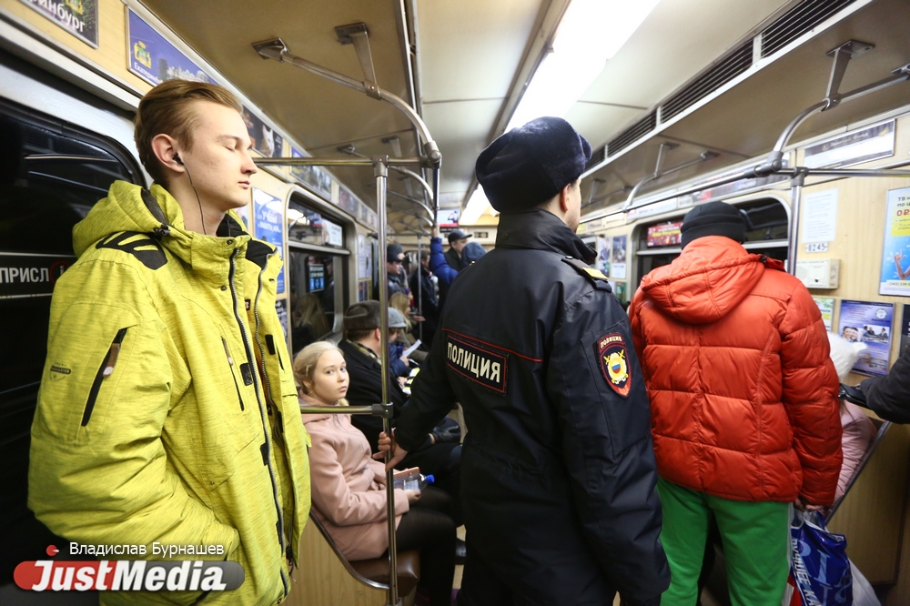 В метро Екатеринбурга жуткие толпы! Полицейские перешли на усиленный режим безопасности после взрыва в Питере. ФОТО - Фото 10
