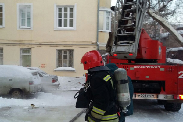 В Екатеринбурге горит жилой дом на улице Нагорной. Обнаружены тела двух человек - Фото 5