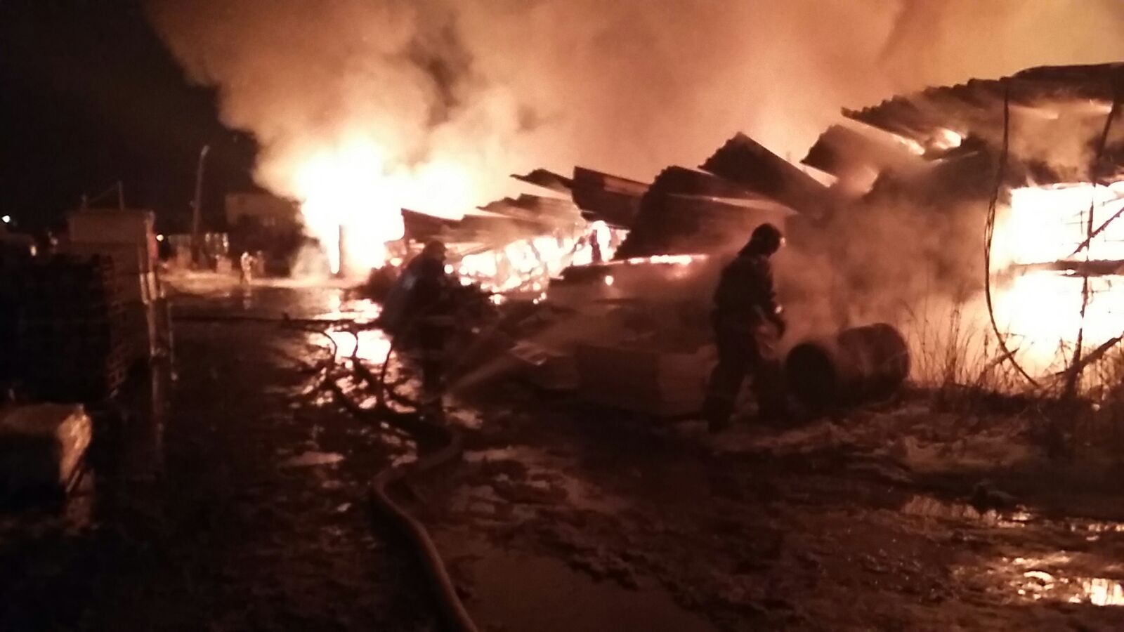 Ночью на Химмаше сорок пожарных машин тушили цех по деревообработке. ФОТО  - Фото 2