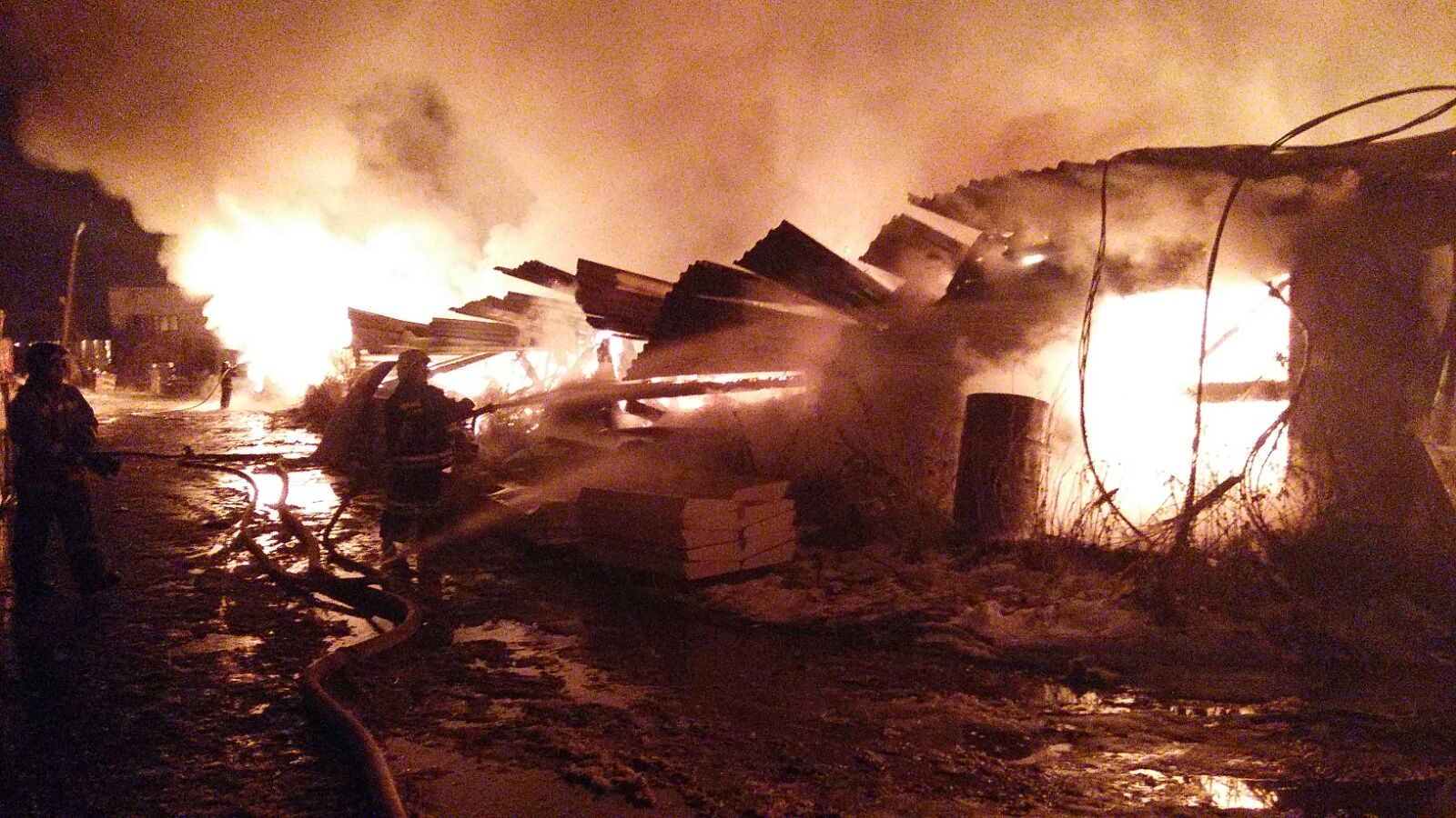 Ночью на Химмаше сорок пожарных машин тушили цех по деревообработке. ФОТО  - Фото 4