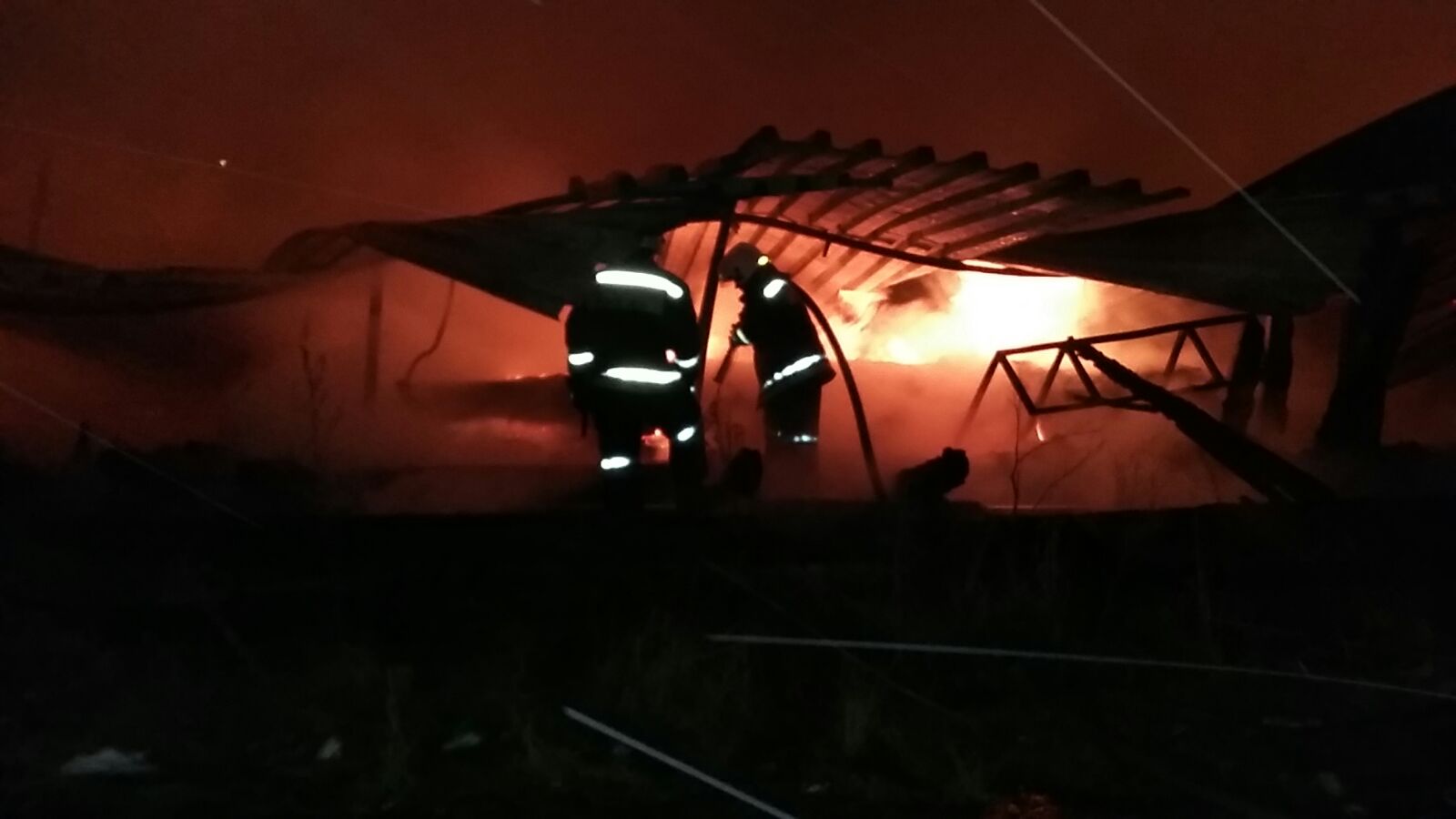 Ночью на Химмаше сорок пожарных машин тушили цех по деревообработке. ФОТО  - Фото 5