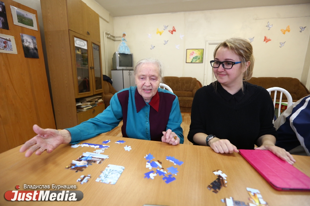Спиннер, Angry Birds и трансформеры. 80-летние пенсионеры тестируют современные игрушки - Фото 9
