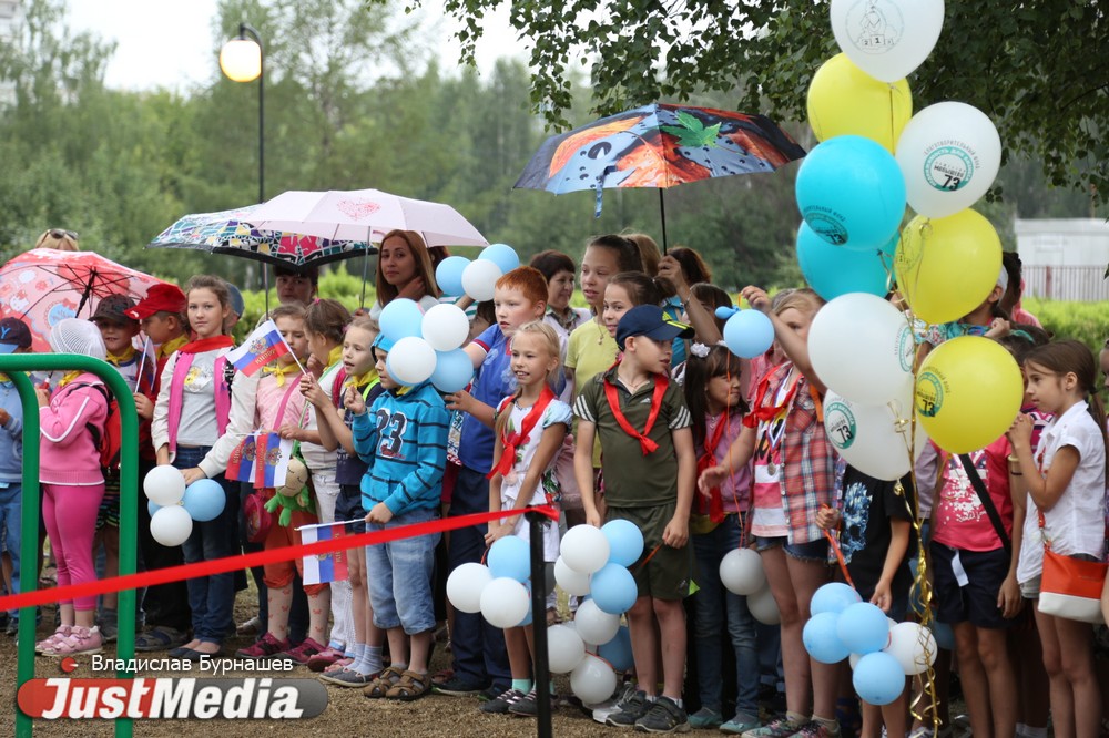 Олимпийцы под проливным дождем открыли новую спортивную площадку в парке Архипова - Фото 2