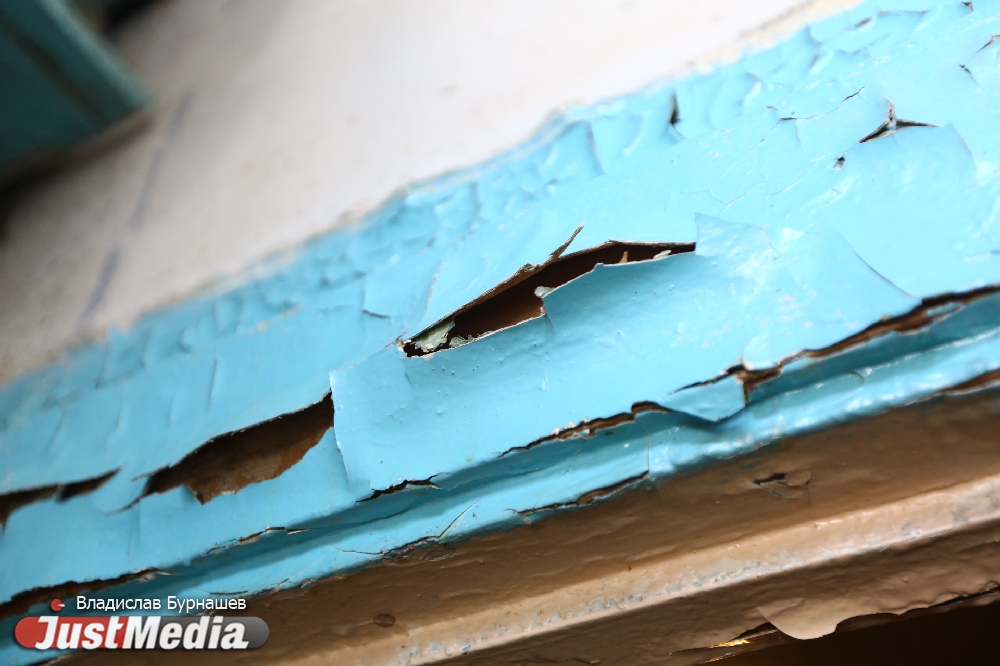 Стены в грибке и дырявая крыша. Как разрушается дом в Городке чекистов, на который мэрия выделила 900 тысяч рублей. ФОТО - Фото 8