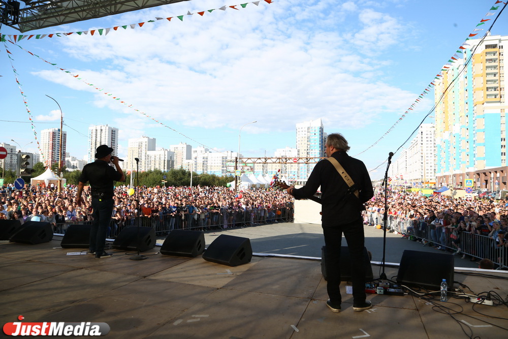 В День города более 15 тысяч екатеринбуржцев спели «Рамамба Хару Мамбуру» вместе с «Ногу Свело!» - Фото 7