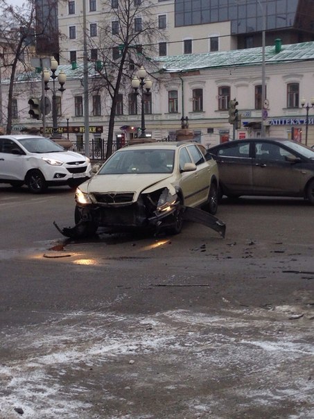 Водители двух иномарок устроили кегельбан на Ленина. В аварии пострадали несколько пешеходов - Фото 2