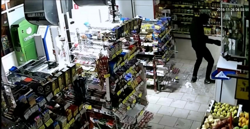 В Екатеринбурге подростки разбивали входную дверь магазинов и крали алкоголь - Фото 2