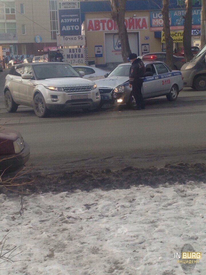 В центре Екатеринбурга гаишники протаранили Range Rover - Фото 2