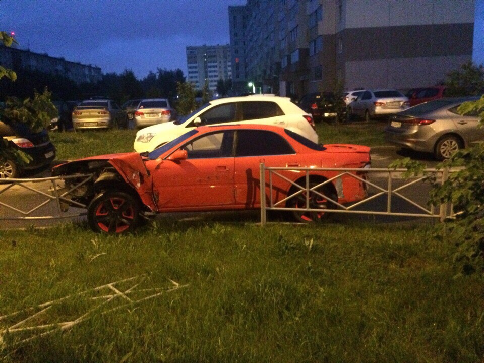 В Кольцово пьяный автоугонщик разбил 7 автомобилей и потерял свой сотовый на месте преступления. ФОТО  - Фото 2