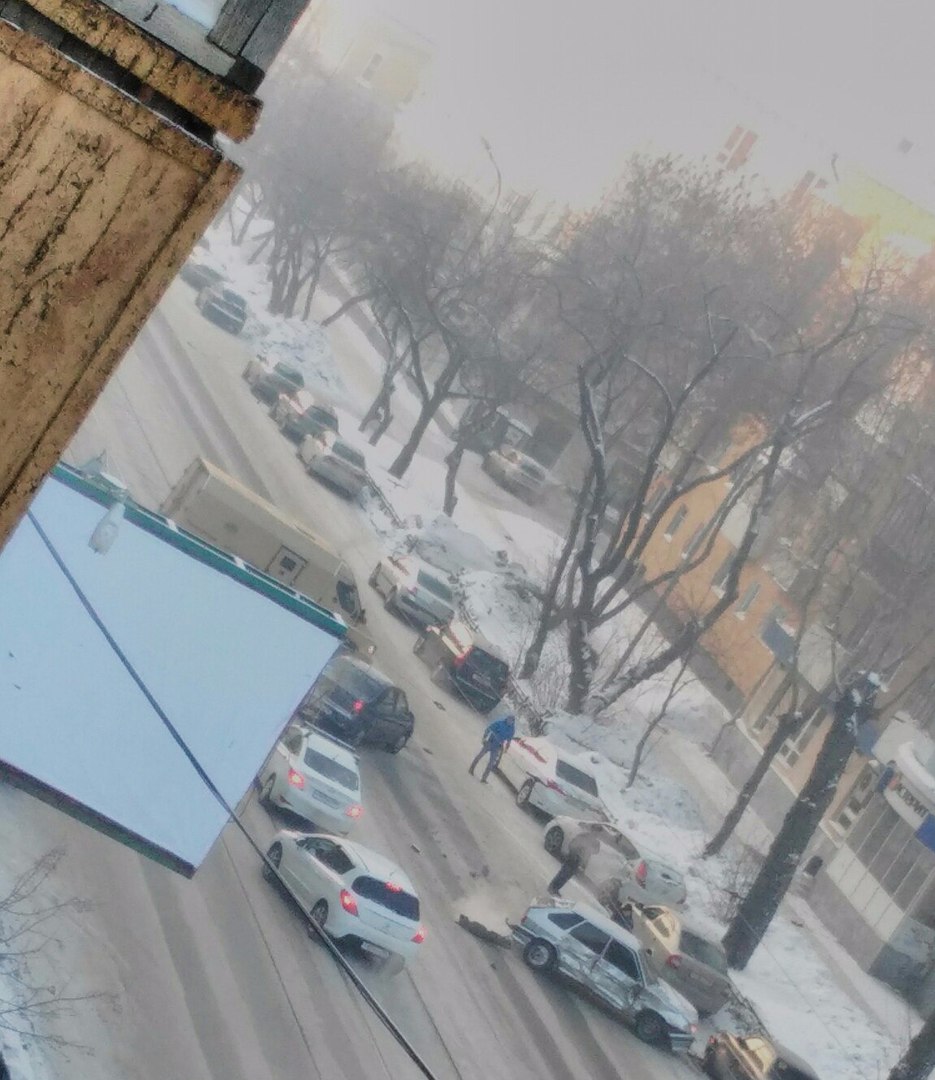 Сразу пять автомобилей столкнулись на Луначарского. ФОТО - Фото 2
