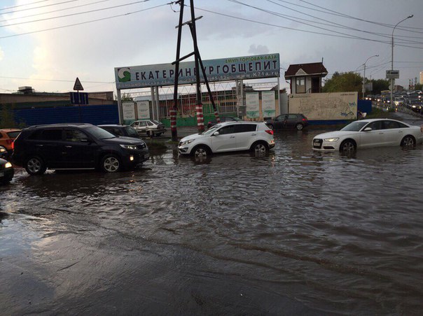 После грозы центр и несколько микрорайонов Екатеринбурга ушли под воду. ФОТО - Фото 5