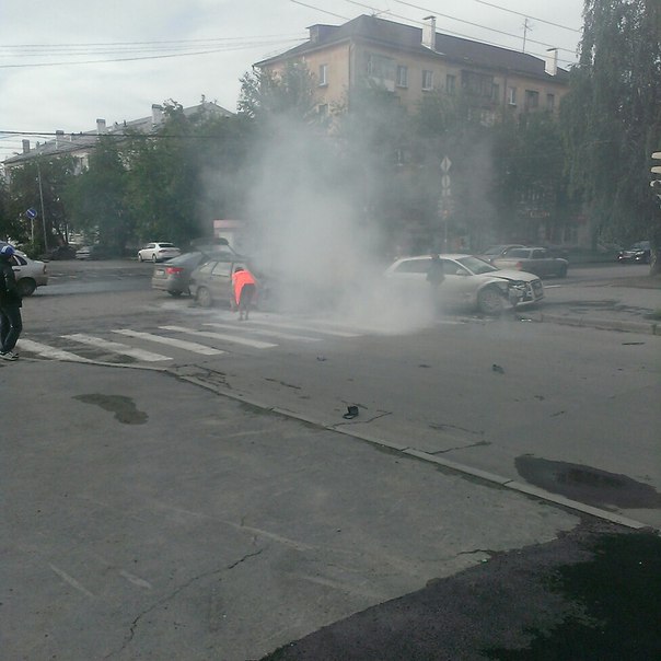 В Екатеринбурге «Ауди» и «четырнадцатая» не поделили дорогу. Одна из машин загорелась - Фото 2