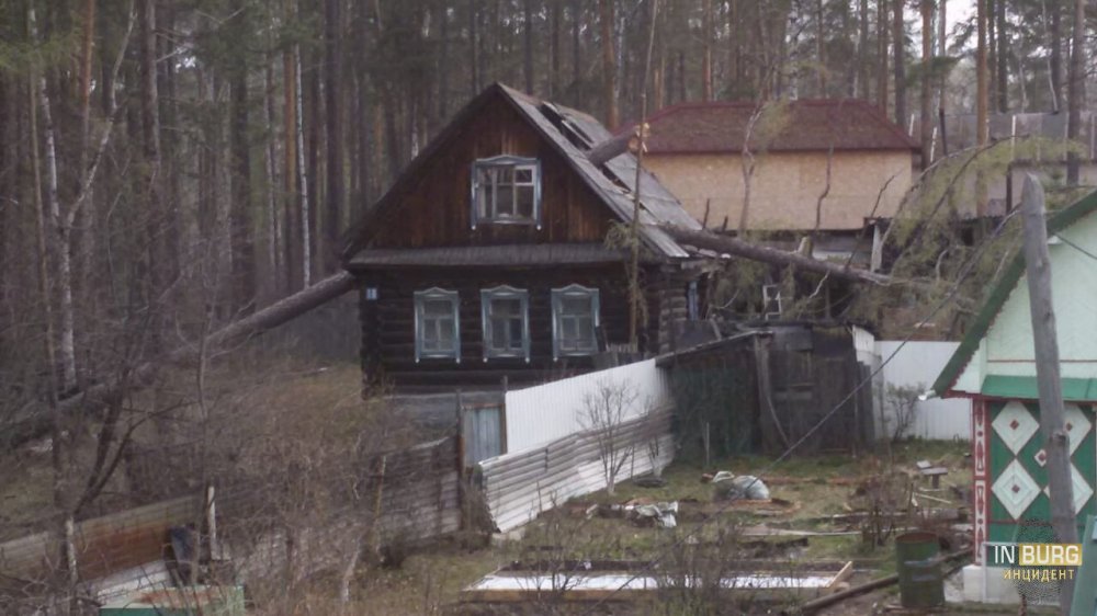 Первая на Урале гроза роняла деревья, срывала крыши и оставила без света часть региона. ФОТО - Фото 11