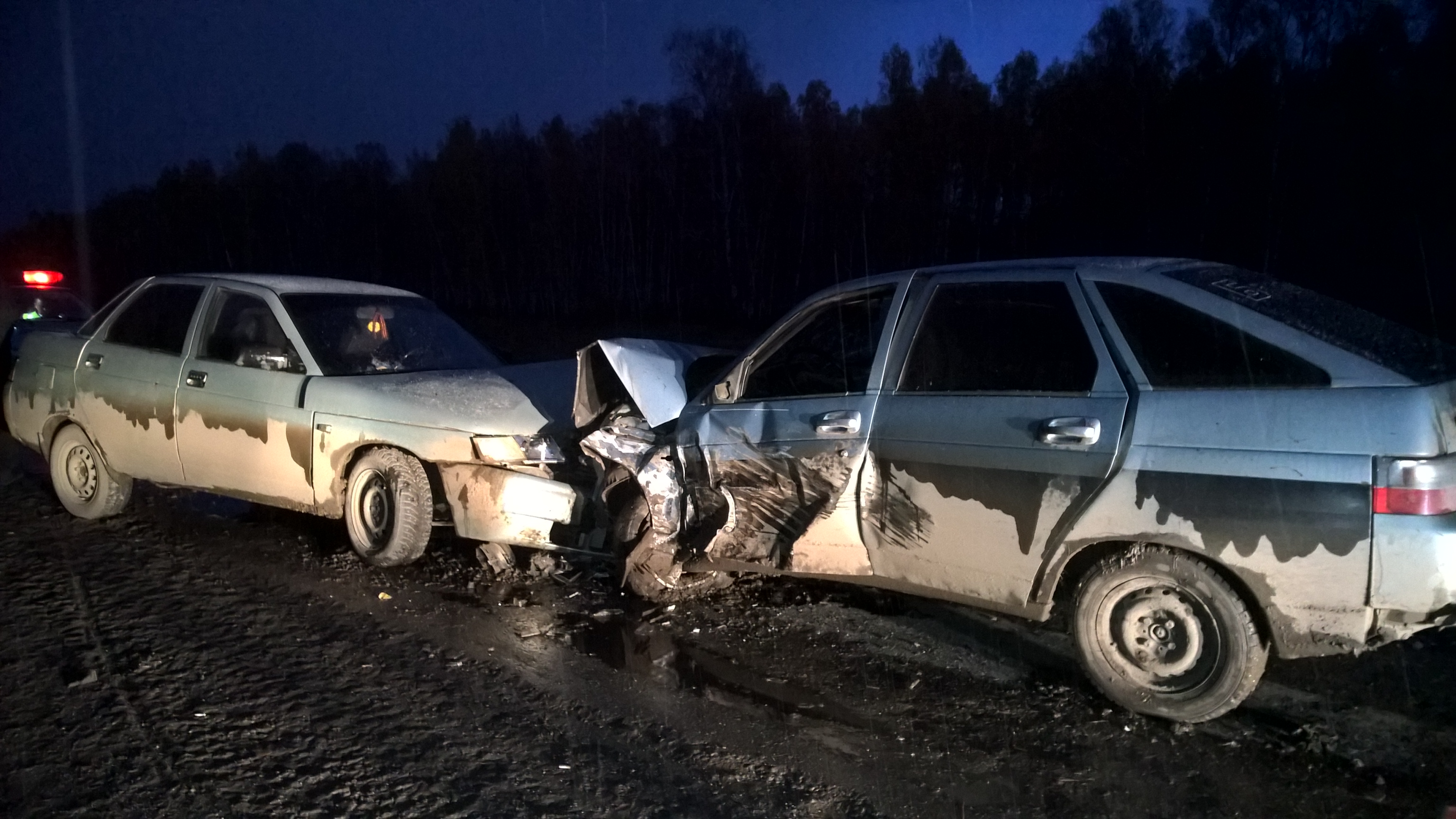 Под Богдановичем автомобиль с лопнувшим колесом вылетел на встречку. Три человек получили ранения - Фото 2